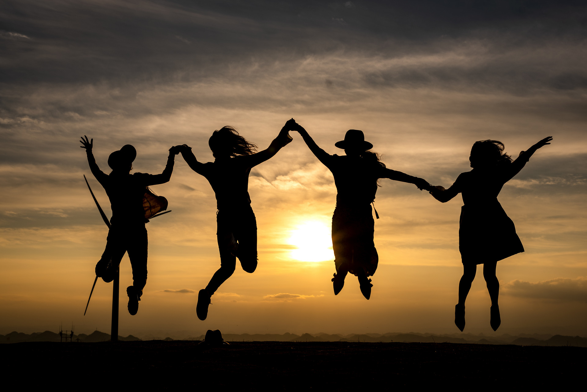 1667882118204472.jpg ÉãÍ¼Íø_501668308_banner_ϦÑôÏÂÈËÃǵļôÓ°£¨ÆóÒµÉÌÓã©.jpg